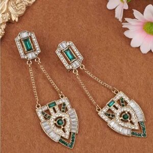 💚 NEW Unique and Elegant Sparkling Crystals and Gold and Green Dangle Earrings 💚